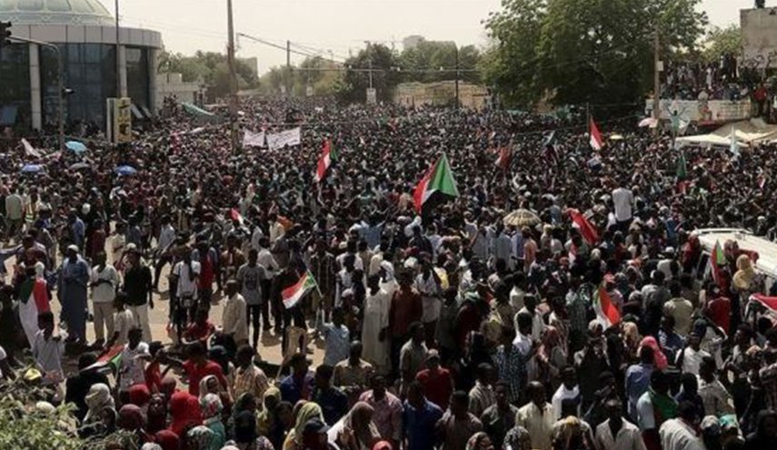 السودانيون يواصلون الاعتصام لليوم الثامن أمام مقر الجيش