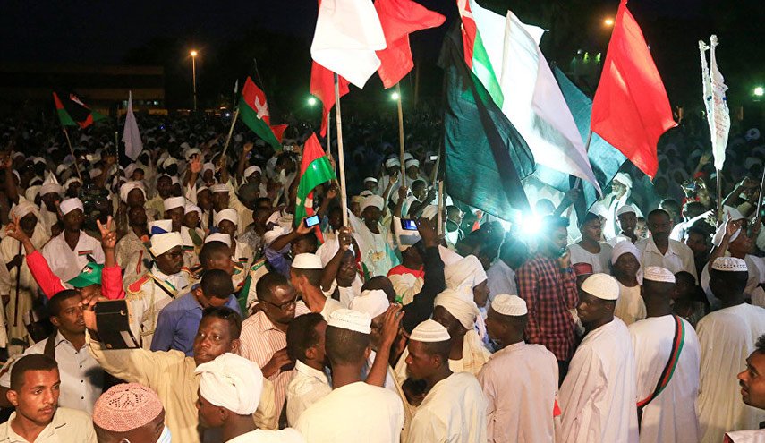 السودان.. هواجس لدى نشطاء الحراك من دعم السعودية والامارات للعسكر
