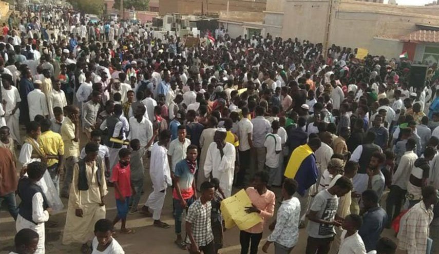 الرياض وأبو ظبي تخشيان انتقال عدوى السودان إليهما