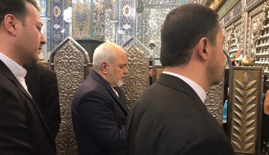 شاهد: ظريف يزور حرم السيدة زينب (ع) في سوريا
