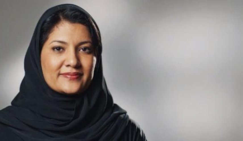 بالصور... أول سفيرة سعودية تؤدي اليمين أمام الملك سلمان