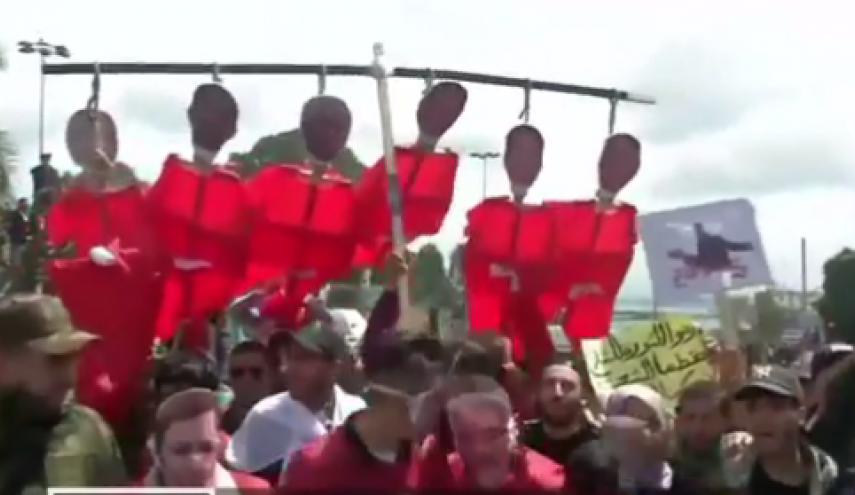في ظل تمسك الشعب برحيل كل رموز النظام.. الجزائر الى أين؟