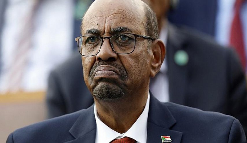 صحفي سوداني يكشف عن تفاصيل خطيرة دفعت لخلع البشير!