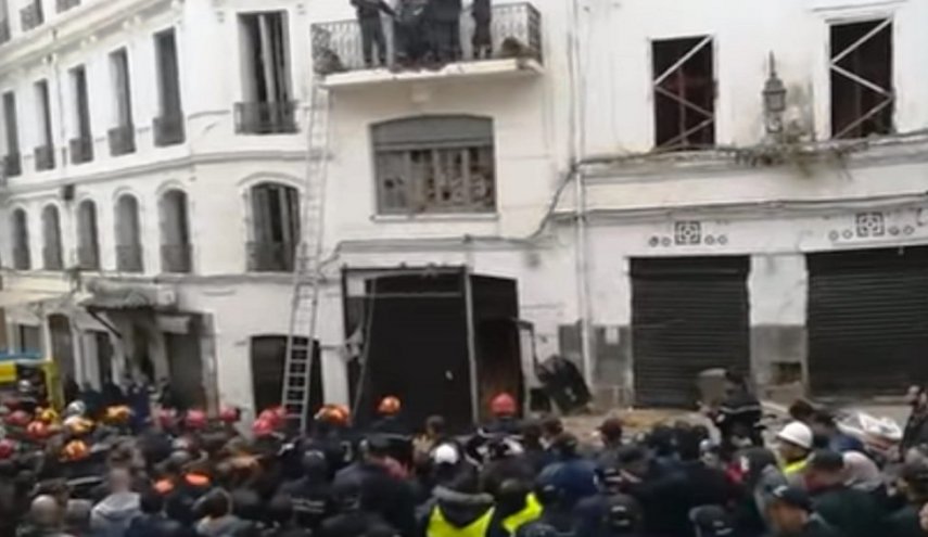 إنهيار مبنى في الجزائر وانتشال جثث من تحت الأنقاض 
