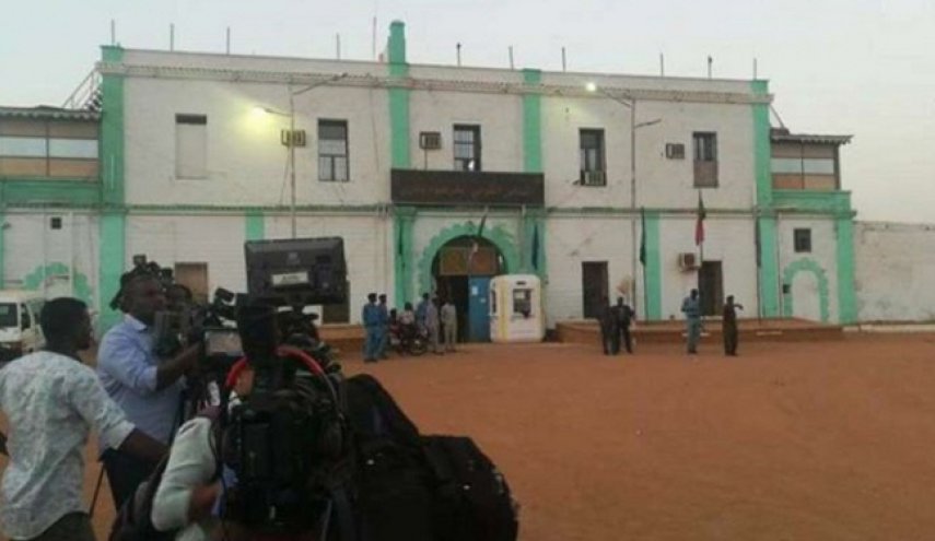 كيف تم معاملة البشير في سجنه؟