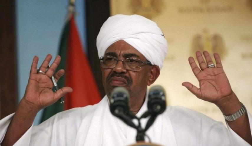 المجلس العسكري يخفي مكان احتجاز البشير والمحتجون يشككون في سجنه