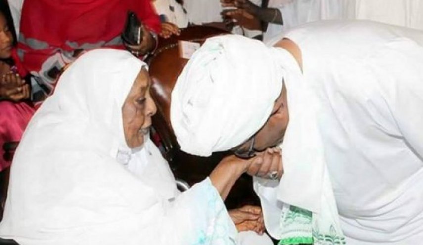 والدة البشير تطلب زيارته في السجن
