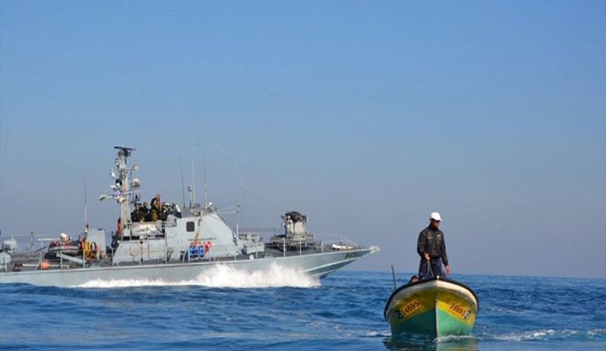 الاحتلال يستهدف زوارق الصيادين بالمياه العادمة