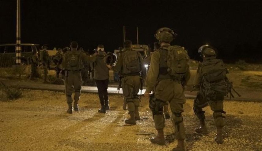 حملة اعتقالات تطال 20 فلسطينيا من الضفة الغربية