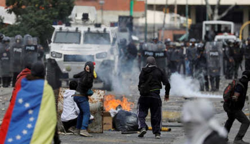 فنزويلا تمدد نظام يوم العمل وأنباء عن مقتل شخصين