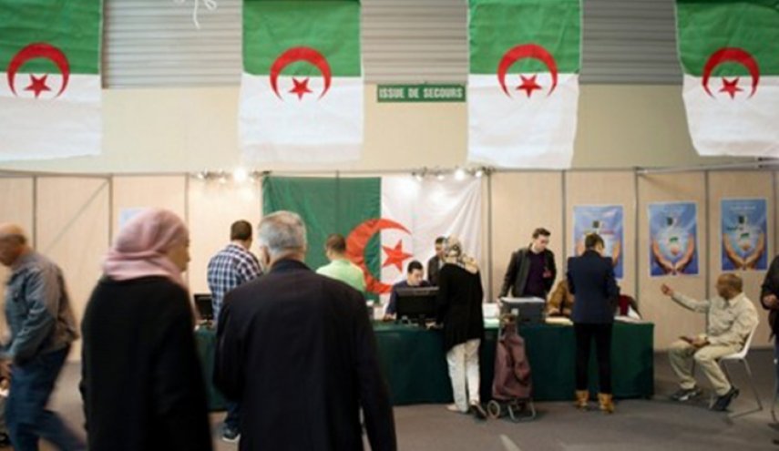 الداخلية الجزائرية تعلن عدد المرشحين لانتخابات الرئاسة المقبلة
