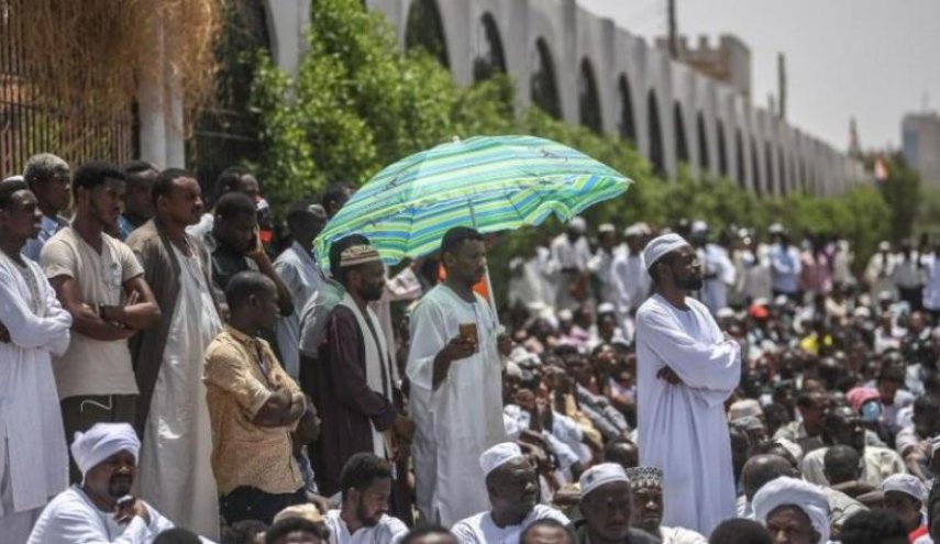 آلاف السودانيين يؤدون 