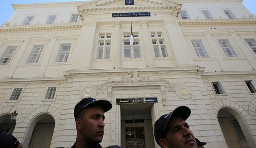 بعد حديث الرئيس الجزائري توقعات بسقوط عشرات الرؤوس