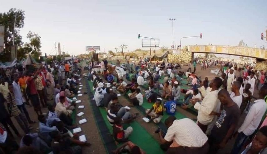 شاهد..صور عن إفطار جماعي بساحة الاعتصام بالخرطوم
