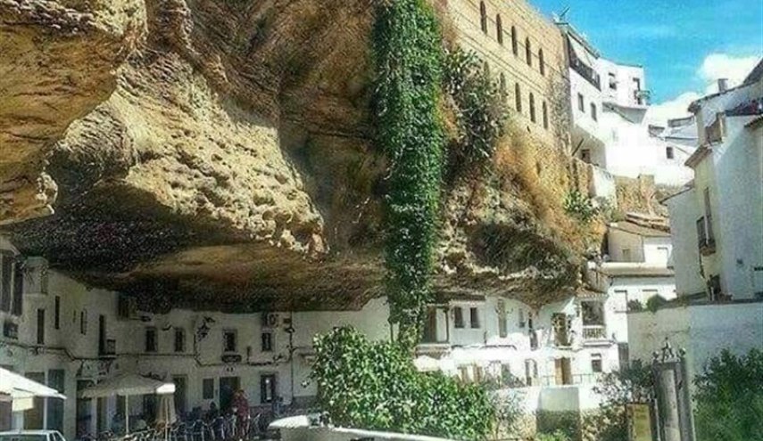 الطبيعة تبعث الحياة في مدينة تحت الصخور
