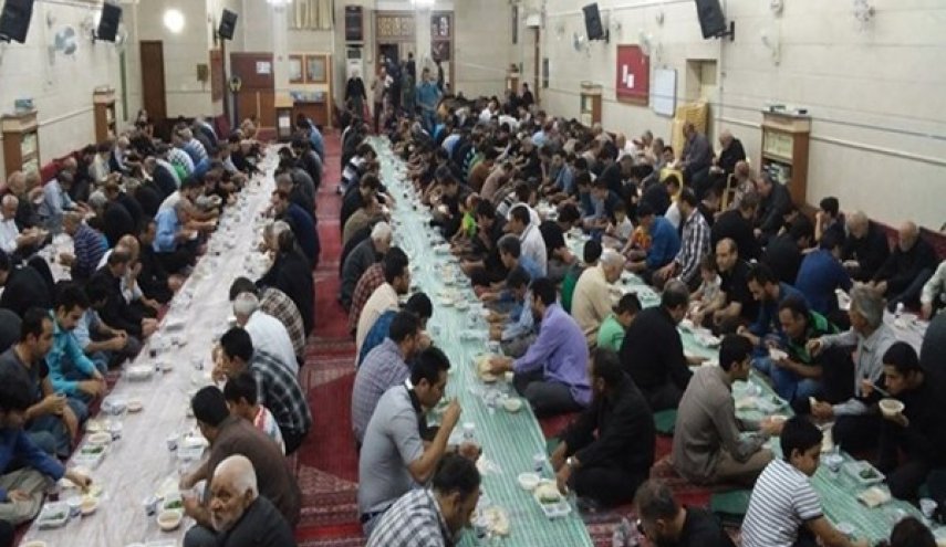 اقامة موائد الافطار لمئات الايتام في مساجد شمال طهران