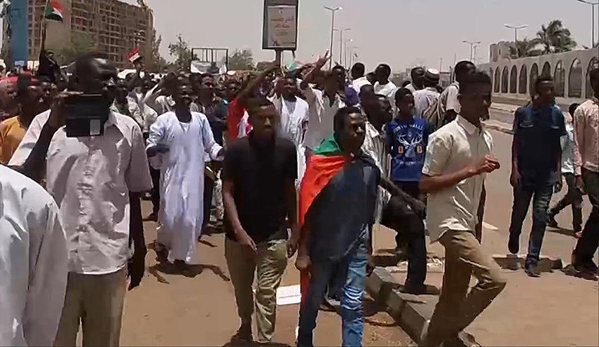 مقتل 6 اشخاص بينهم ضابط واصابة نحو 70 محتجا بالخرطوم