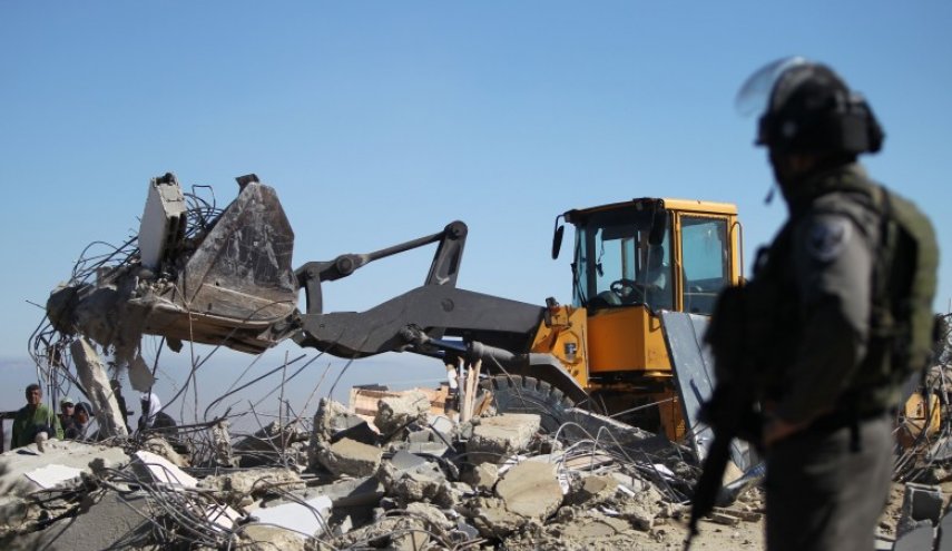 20 إخطارًا إسرائيليًّا بهدم منشآت منها مبنيان لـ