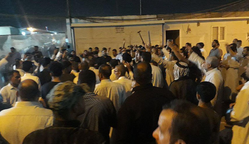 السيد الصدر يدعو أنصاره الى ترك الاعتصام والتظاهر