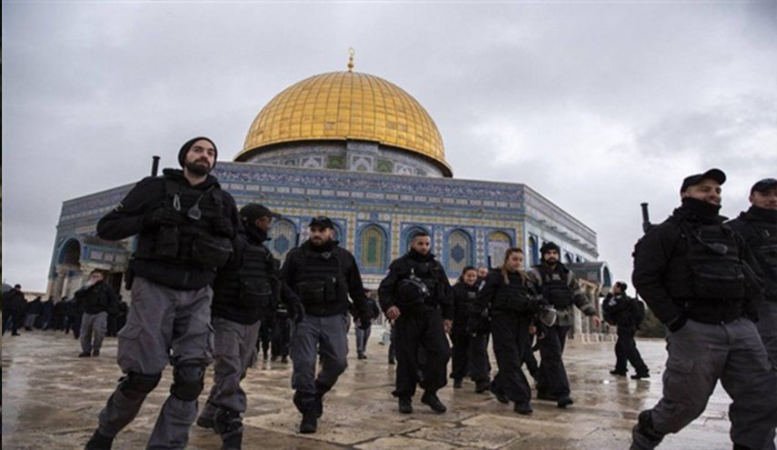 بالصور..الفلسطينيون يتوافدون للأقصى لأداء 