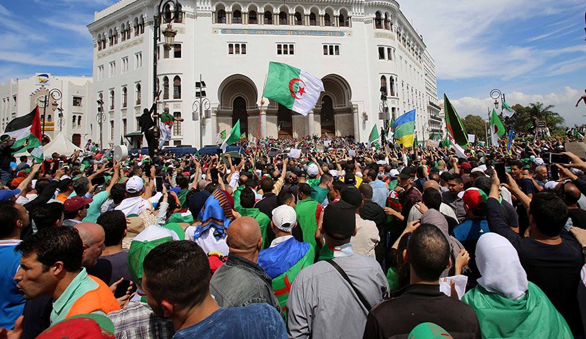 حراك الجزائر.. ومطالب برحيل رموز نظام بوتفليقة