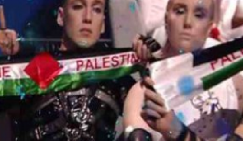 الشاباك يهين الفريق الأيسلندي بالمطار لرفعه علم فلسطين في 