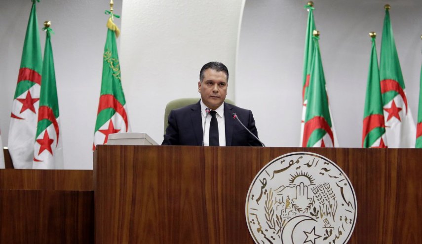 الحزب الحاكم في الجزائر يعلق نشاطاته بسبب 
