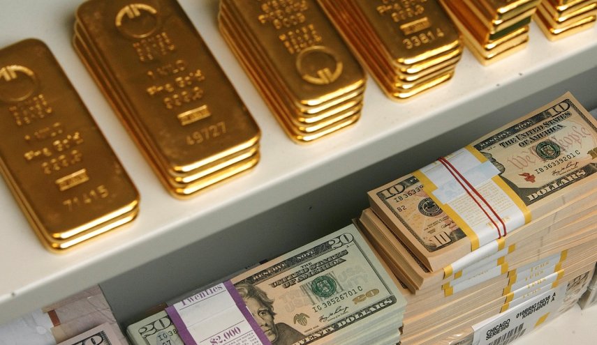 الذهب يقترب من أدنى مستوى في أسبوعين بفعل صعود الدولار