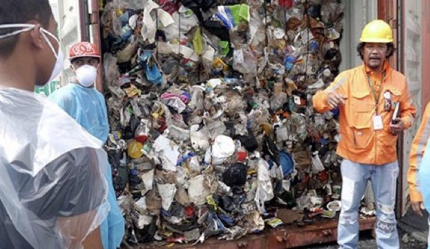 رئيس الفلبين يأمر بإعادة اطنان من النفايات إلى كندا 
