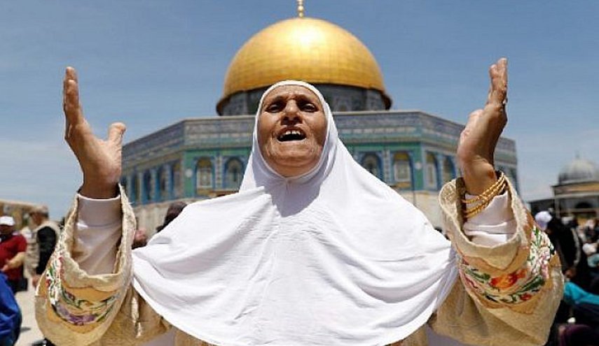عشرات الآلاف من الفلسطينيين يتوافدون الى المسجد الاقصى المبارك