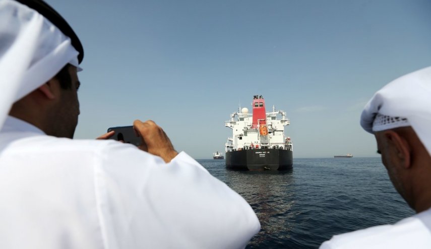صورة تظهر تسربا نفطيا كبيرا في الامارات بعد احداث الفجيرة