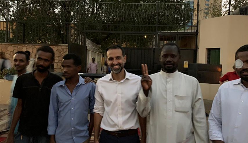 سفير بريطانيا لدى السودان يقيم مأدبة إفطار ويؤمّ المصلين أمام منزله!