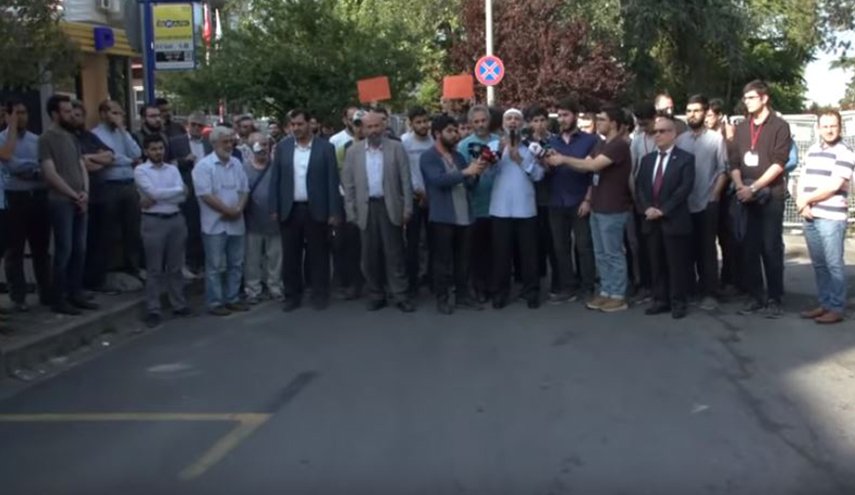 وقفة تضامنية مع الدعاة الثلاثة أمام قنصلية السعودية بإسطنبول

