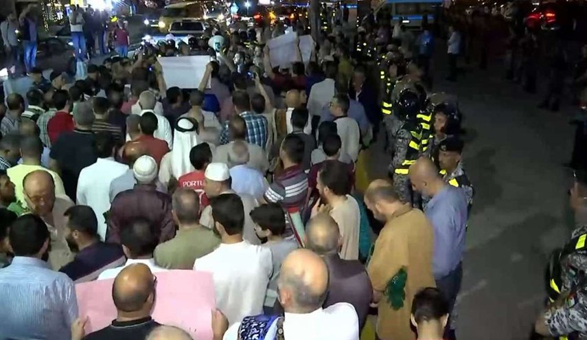بالصور..الاردنيون يحتجون قرب السفارة الاميركية على زيارة كوشنر لبلاهم
