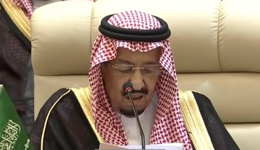 معارض سعودي يسخر من كلمة الملك في القمة: كلامه متناقض