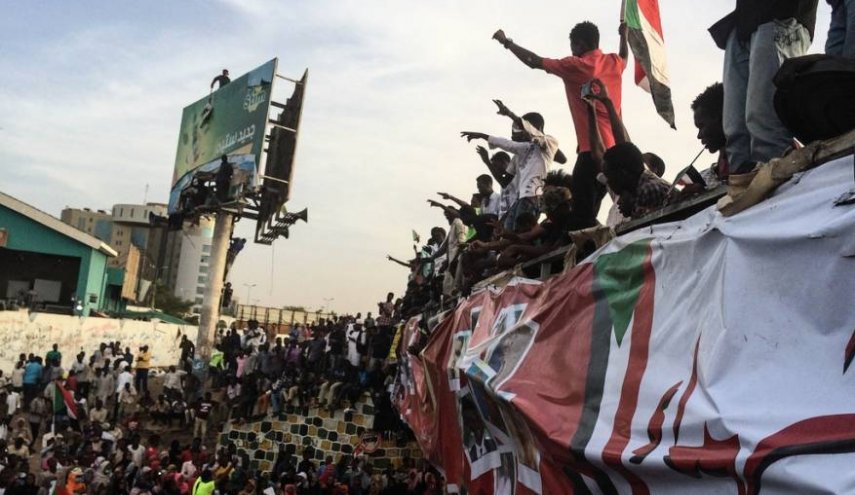 قائد عسكري: اعتصام القيادة العامة خطر على السودان