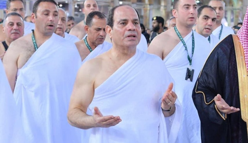 صورة للسيسي أمام الكعبة تثير جدلا.. لماذا؟ 
