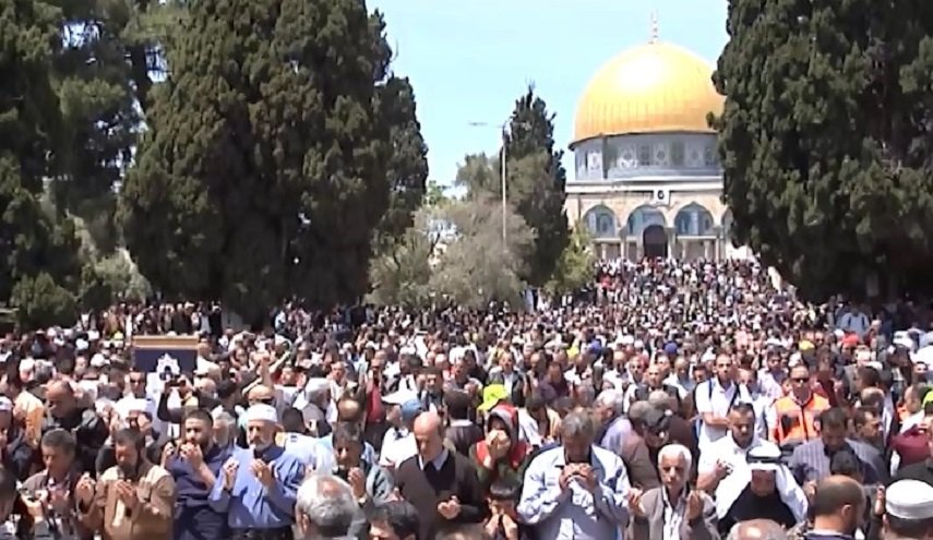 الآلاف يؤدون صلاة الجمعة في المسجد الأقصى

