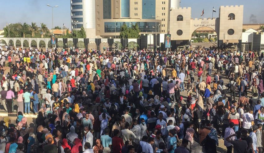 تصاعد الازمة في السودان والمهنيين يحذّر من مجزرة!