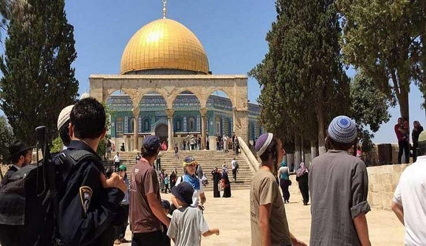 عشرات مستوطنين وعناصر مخابرات يقتحمون الأقصى