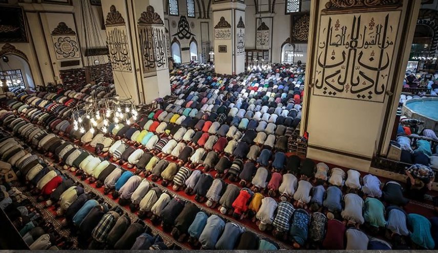 مساجد أوروبا تصدح بتكبيرات عيد الفطر السعيد
