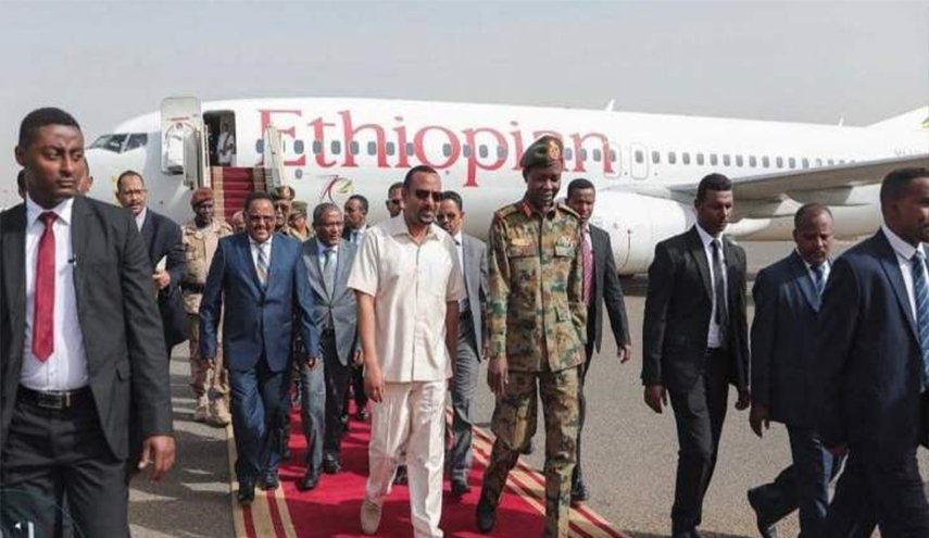  آبي أحمد يجتمع للمرة الثانية مع رئيس المجلس الانتقالي السوداني