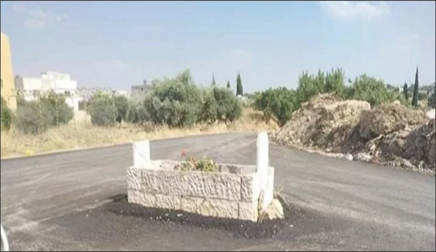 قبر يتوسط مفترق طرق في 