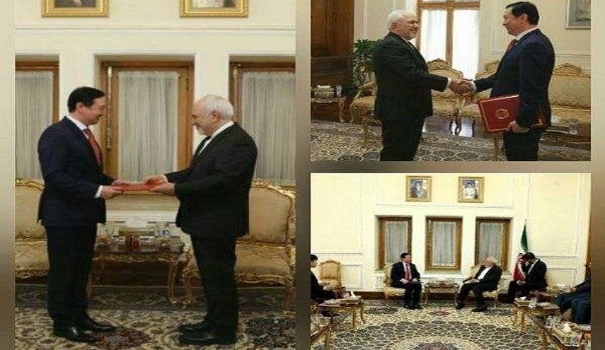 السفير الصيني الجديد يقدم اوراق اعتماده الى ظريف