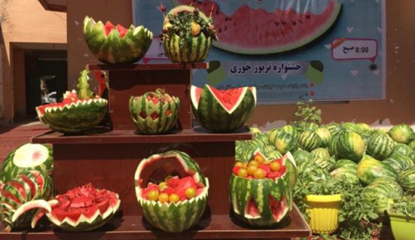 شاب أفغاني يأكل 8 بطيخات كبيرة خلال 30 دقيقة!