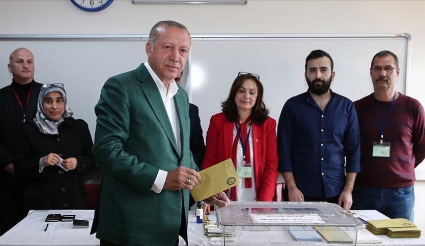 أردوغان يدلي بصوته في الانتخابات المحلية باسطنبول
