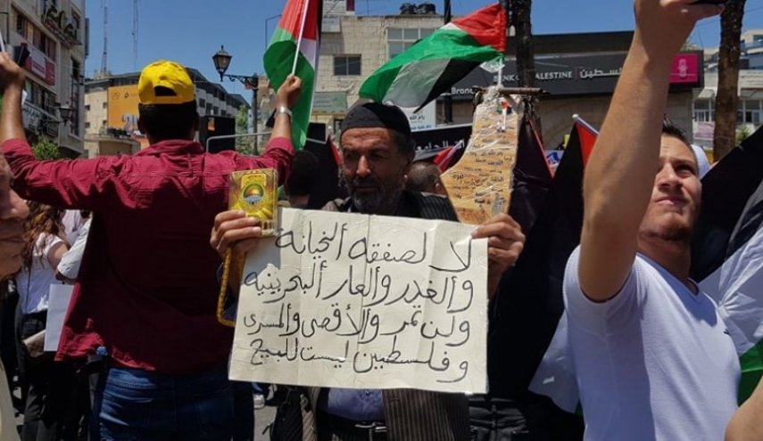 مسيرات في كل مدن الضفة.. الفلسطينيون يرفضون مؤتمر البحرين