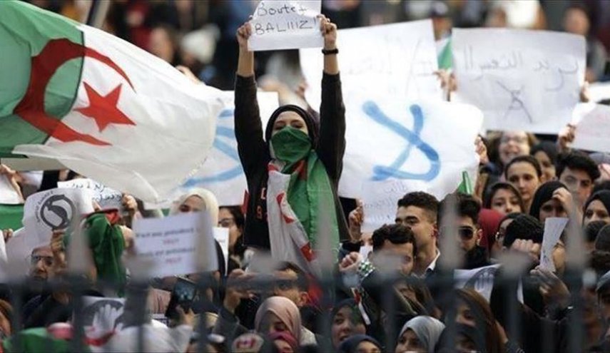 تواصل احتجاجات طلبة الجزائر رفضا لرموز نظام بوتفليقة
