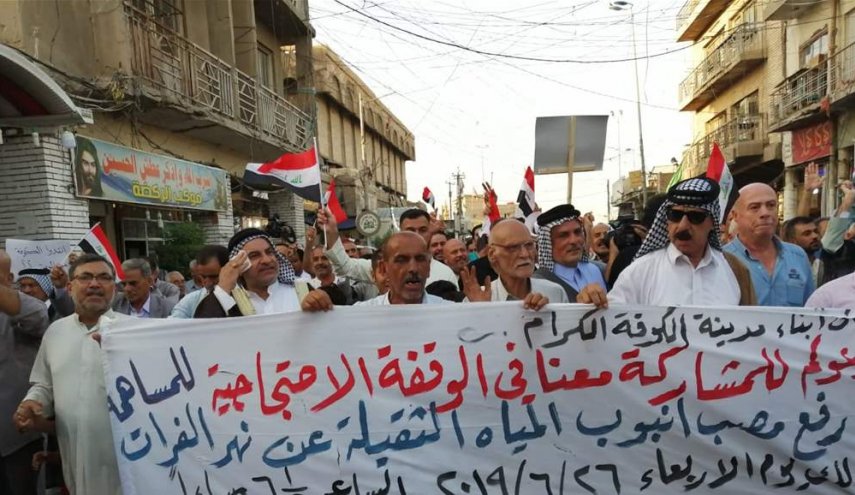 المئات يتظاهرون بالنجف احتجاجاً على الاهمال الحكومي وقلة الخدمات