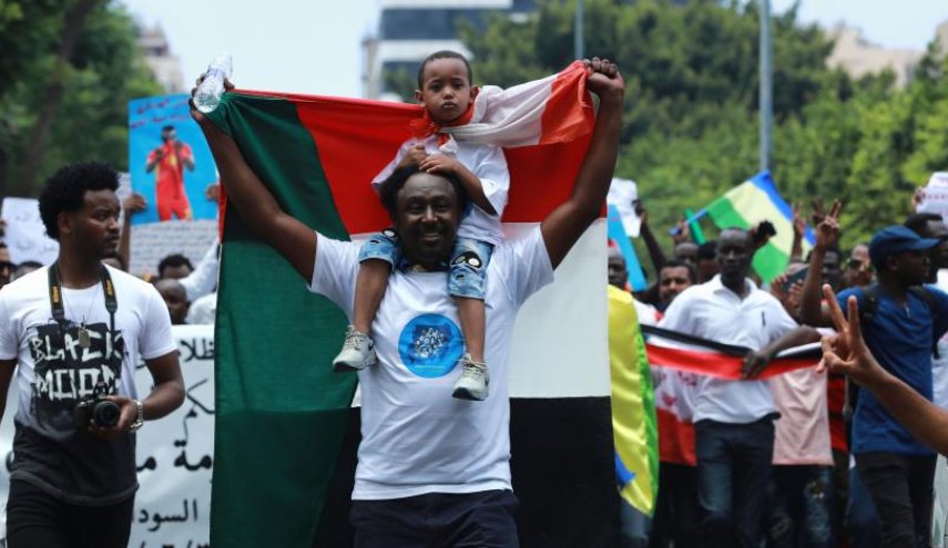 «تجمع المهنيين السودانيين» يدعو المتظاهرين إلى التوجه للقصر الرئاسي